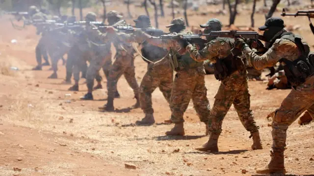 HTŞ militanları eğitim kampında