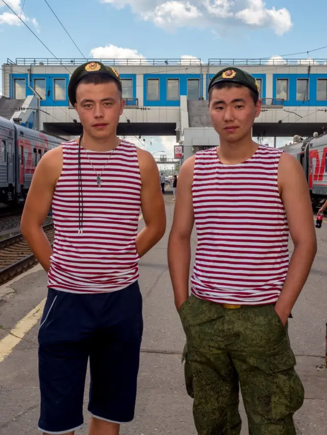 Two Russian soldiers