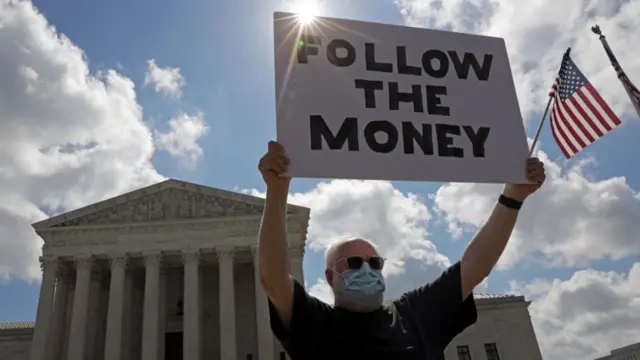 لافتة معارضة لترامب