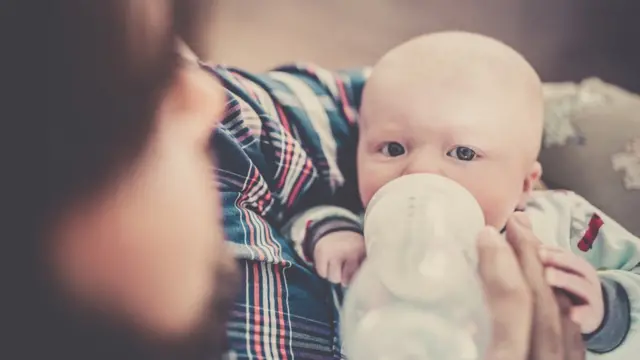 Младенец с бутылочкой