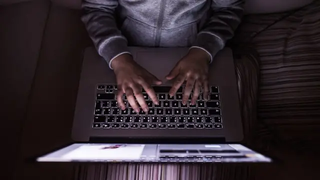 manos de niño sobre laptop