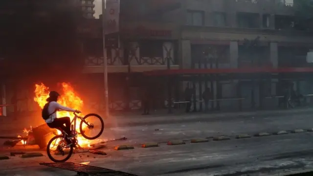 تظاهرات شیلی به دنبال افزایش قیمت بلیط مترو در سانتیاگو آغاز شد