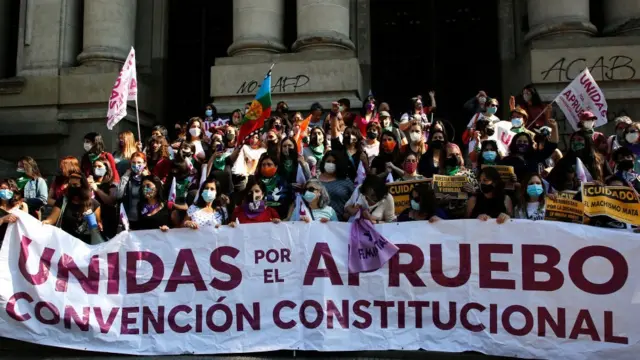 Mujeres hacen campaña por el "apruebo" a una nueva Carta Magna.