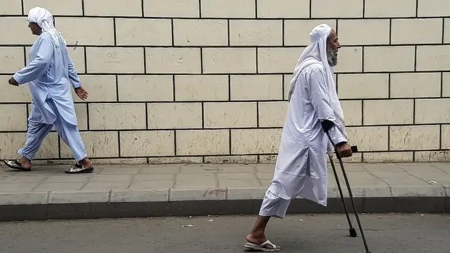 Ujeedooyinka xajka waxaa ka mid ah in meesha laga saaro dabaqada bulshada ka dhex jirta sida dhaqaalaha