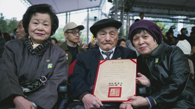 今年97岁的228受难者傅仁鸿在七十周年纪年这天由家人陪同，接过由总统蔡英文颁发的回复名誉证书。