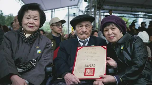 今年97岁的228受难者傅仁鸿在七十周年纪年这天由家人陪同,接过由总统蔡英文颁发的回复名誉证书。