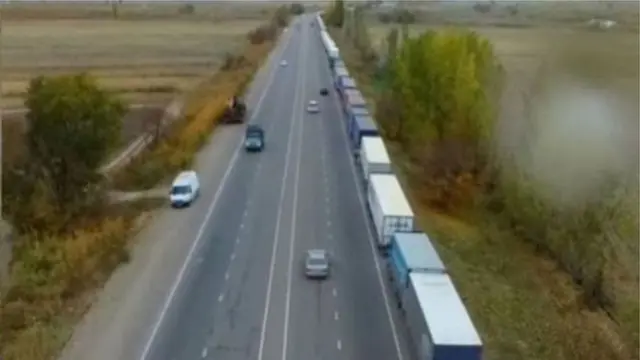 2017-жылы октябрь айында Казакстан оор жүк ташыган машиналарды өткөзбөй коюп, кыргыз-казак чек арасында автоунаалардын беш километрге созулган колоннасы пайда болгон.