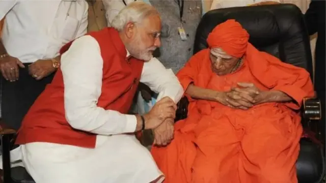 श्री श्री श्री डॉक्टर शिवकुमारा स्वामीजी के साथ प्रधानमंत्री की पुरानी तस्वीर