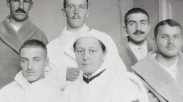 Iako je uhapšena zbog umešanosti u levičarski ustanak, Gedrojcova je kasnije sarađivala sa kraljevskom porodicom. Na ovoj slici je prikazana sa velikom vojvotkinjom Tatjanom