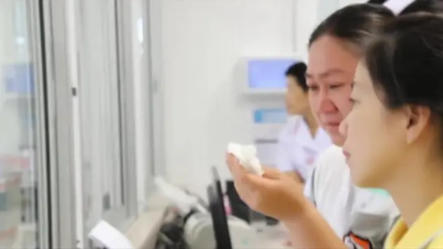 Padres emocionados ven a sus hijos por una ventana del hospital.
