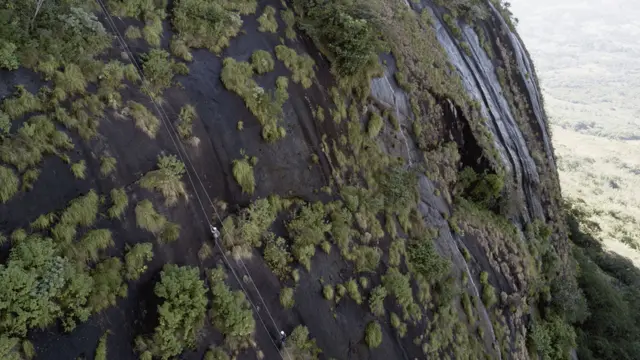 Científicos escalando el Monte Lico