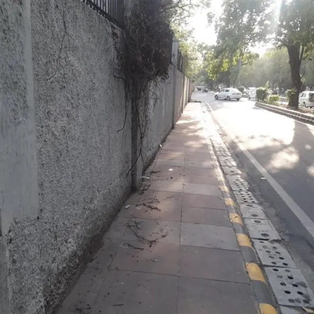 කිසිදු තාප්පයක් මත කිසිදු පෝස්ටරයක් හෝ දැන්වීමක් දැක ගත හැකි වූයේ නැත.