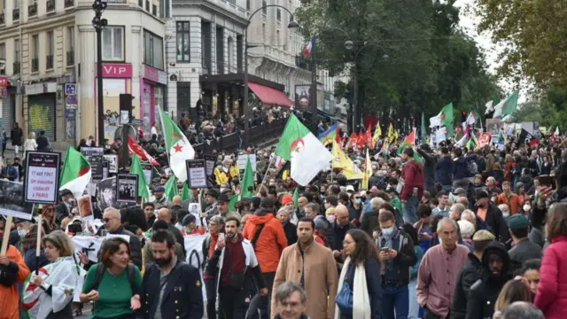 مسيرة شعبية إلى ساحة شاتيليه خلال تظاهرة نظمت لإحياء الذكرى الستين لمذبحة 17 أكتوبر 1961 في باريس