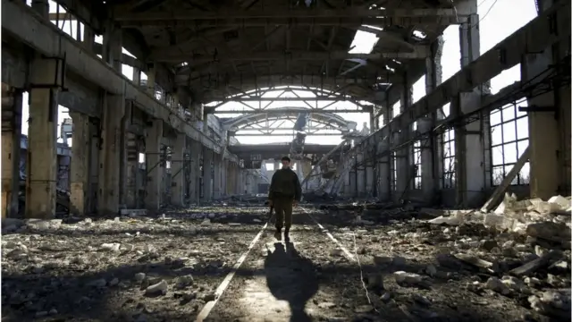 Український військовий йде через зруйнований внаслідок боїв цех в Авдіївці, 31 березня 2017 року.