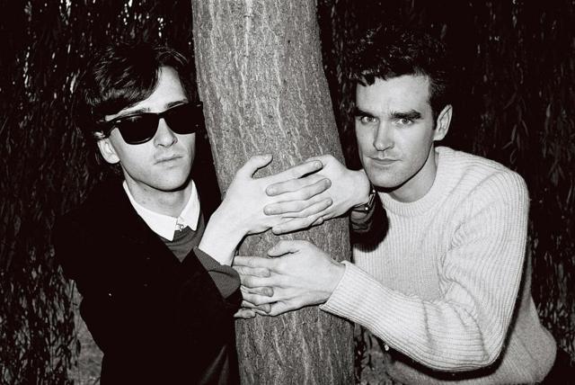 Творческое ядро The Smiths - гитарист и автор всей музыки Джонни Марр (слева) и вокалист и автор всех текстов Моррисси. 1983 г.