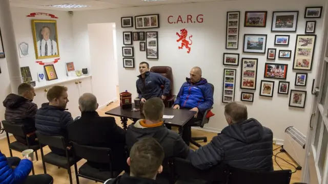 На групповых терапиях новые участники Calton Athletic рассказывают леденящие кровь истории