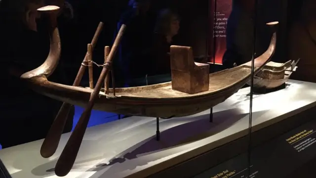 أحد المراكب التي عُثر عليها في المقبرة