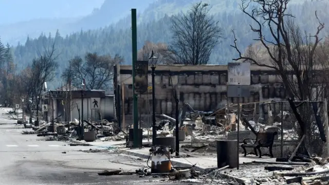 Ruao jogo esporte da sorteLytton, no Canadá, onde se veem prédios destruídos pelo fogo