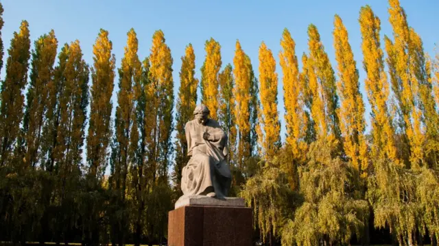 Tượng Bà Mẹ Tổ Quốc.