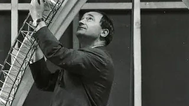 Bertony con un modelo del arco.