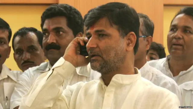 शिवसंग्रामचे नेते आणि राज्य सरकारच्या शिवस्मारक समितीचे अध्यक्ष विनायक मेटे यांचा शिवस्मारकाचा मुद्दा चर्चेत ठेवण्यात मोठा वाटा आहे.