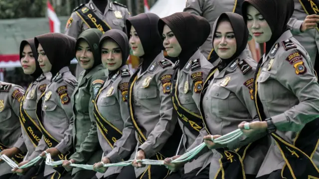 Mulheres do exército da Indonésia fazem fileirabetboo telegram girişuniforme