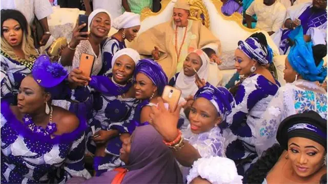 Awọn obinrin to wọ asọ ẹgbẹjọda n ya fọto pẹlu Alaafin