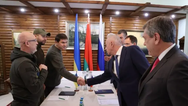 Imagen de los negociadores rusos y ucranianos en la frontera con Bielorrusia.