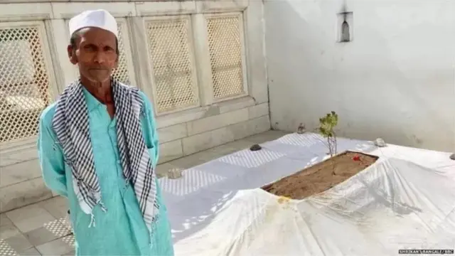 औरंगजेबाची कबर खुलताबाद इथं आहे.