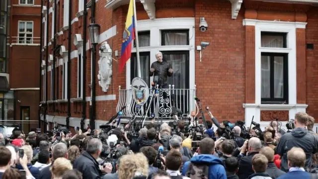 Assange balkon