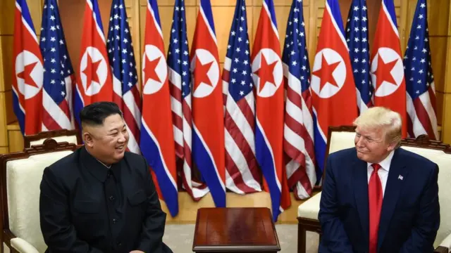 Kim e Trump sentados