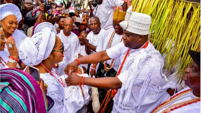 Ooni pẹlu olori rẹ ati arẹmọ wọn