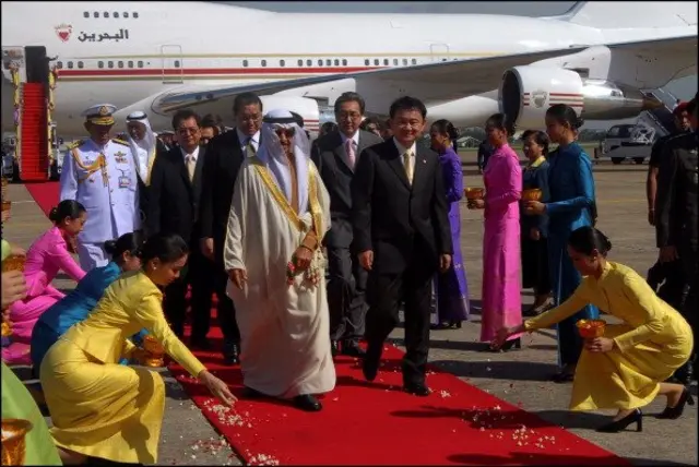 นายกฯ บาห์เรน เดินบนพรมแดนที่สนามบิน ปี 2006