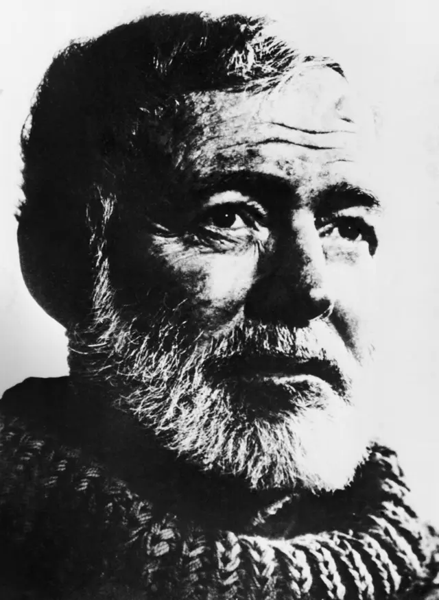 Мужественное лицо Хемингуэя в свитеое толстой вязки и с бородой висело чуть ли не в каждом интеллигентном советском доме 50-60-х годов