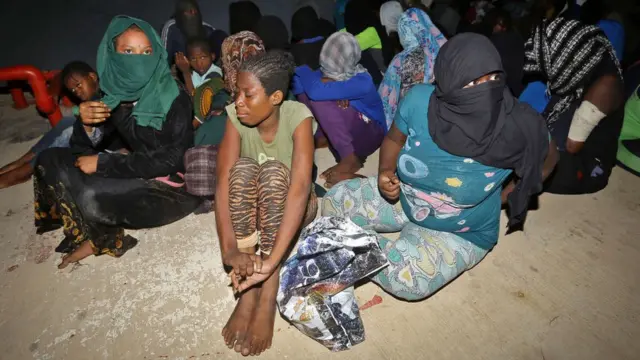 Мигранты на военной базе в Триполи