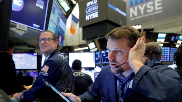 12일(현지시간) 미국 뉴욕증권거래소(NYSE)에서 다우지수와 S&P500은 1987년 이래 최악의 폭락을 겪었다