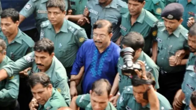 রাষ্ট্রদ্রোহের অভিযোগে আটক হন মাহমুদুর রহমান মান্না