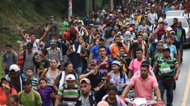 تجمع من المهاجرين غير القانونيين على الحدود الجنوبية لأمريكا