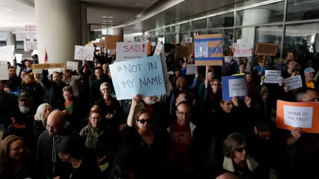Manifestantes en el aeropuerto internacional de San Francisco.