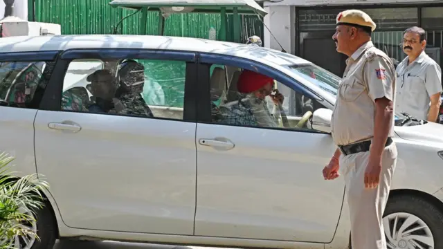 लालू यादव के घर से बाहर निकलती सीबीआई की टीम