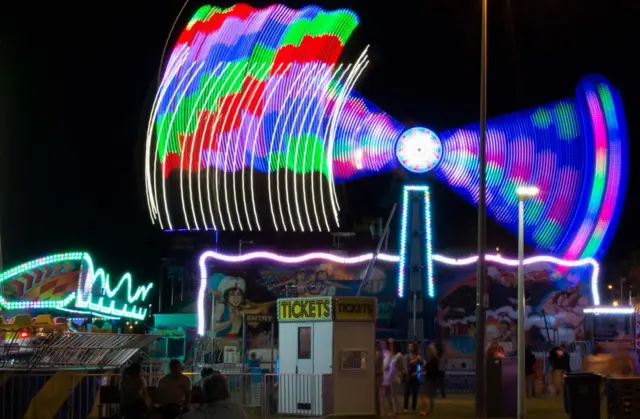 Las luces de un parque de atracciones