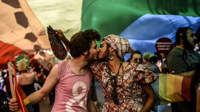 İstanbul'da 2014'te düzenlenen Onur Yürüyüşü'nde eşcinsel bir çift öpüşüyor.