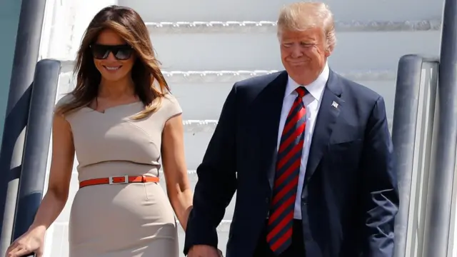 Tổng thống Donald Trump và đệ nhất phu nhân Melania đáp xuống sân bay Stansted, phía Bắc London trên chiếc Air Force One chiều thứ Năm 12/7.