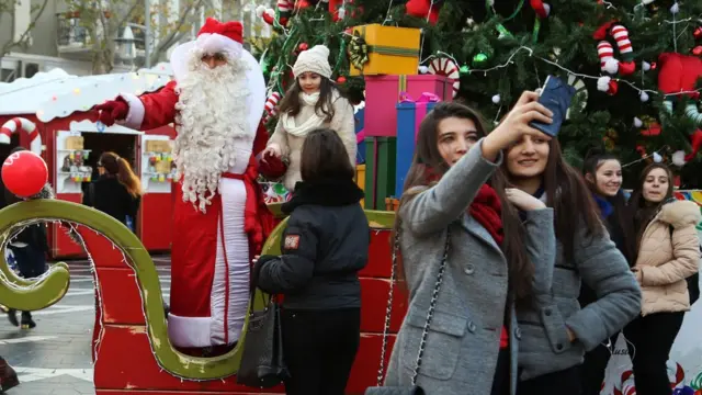 Bakıda Yeni ilin yolkasını bəzəyirlər