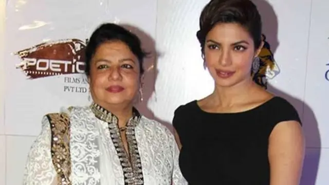 प्रियंका अपनी मां मीरा चोपड़ा के साथ