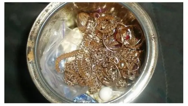 прикраси у банці з під кави