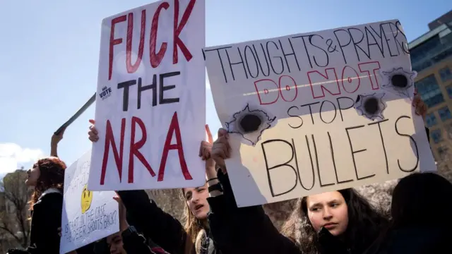 Американская молодежь на демонстрации требует запретить право на владение стрелковым оружием. Вы хотите предложить им вместо этого укрепление системы психиатрической помощи?
