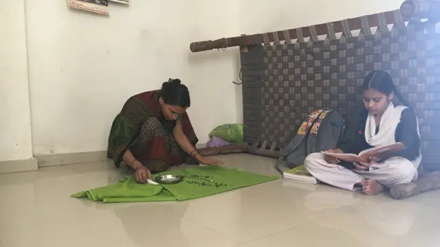 ભરતકામ કરતાં પુષ્પાદેવી અને અભ્યાસ કરતી તેમની દીકરી