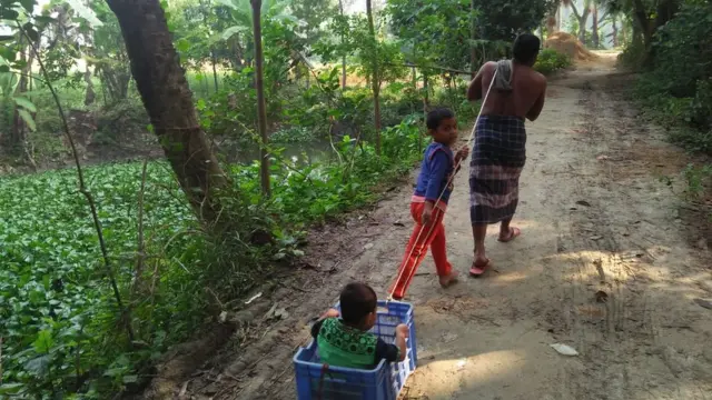 নিজের সন্তান আর ভাতিজাকে নিয়ে খেলছেন একজন বাবা, ছবিটি বিবিসি বাংলার পাঠক শাহরিয়ার ইসলাম পাঠিয়েছেন