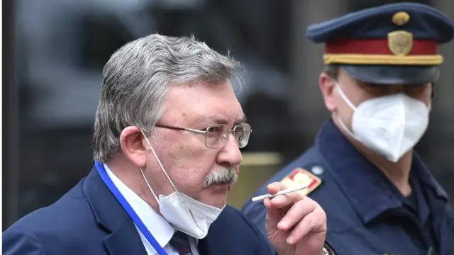 میخائیل اولیانف سفیر روسیه در آژانس (نفر چپ) و نماینده کشورش در مذاکرات احیای توافق برجام است